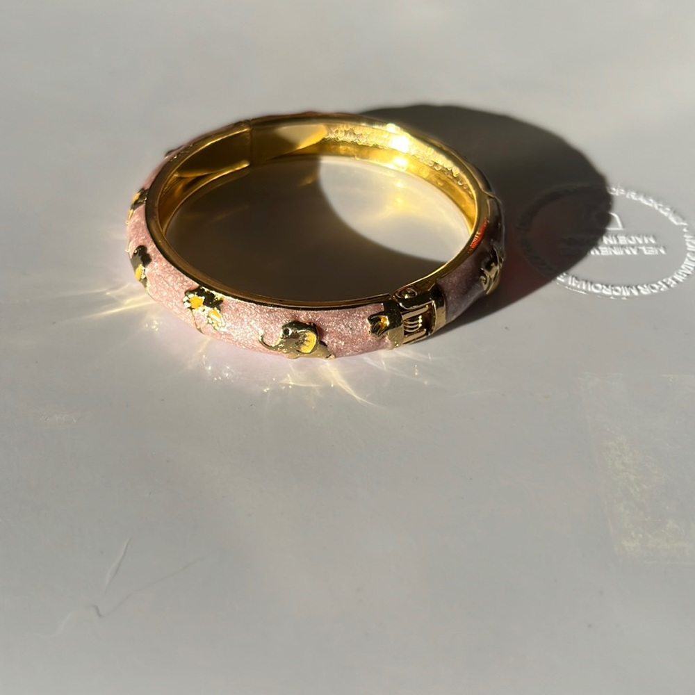 Beautiful lavender elephant bangle bracelet. Size small 🌸